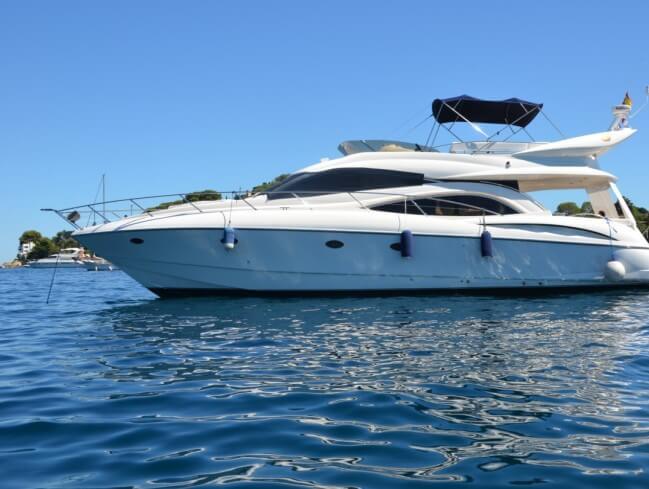 SUNSEEKER YACHT CHARTER WITH CHAMPAGNE
